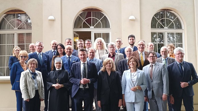 zdjęcie zbiorowe uczestników posiedzenia przed Pałacem Biedermanna