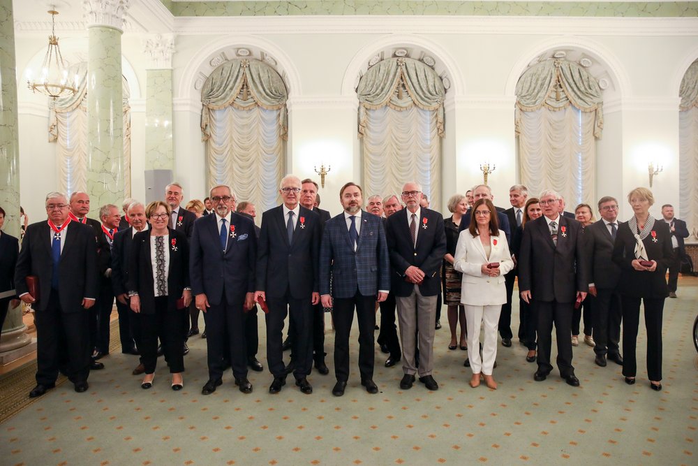zdjęcie grupowe podczas uroczystości wręczenia orderu