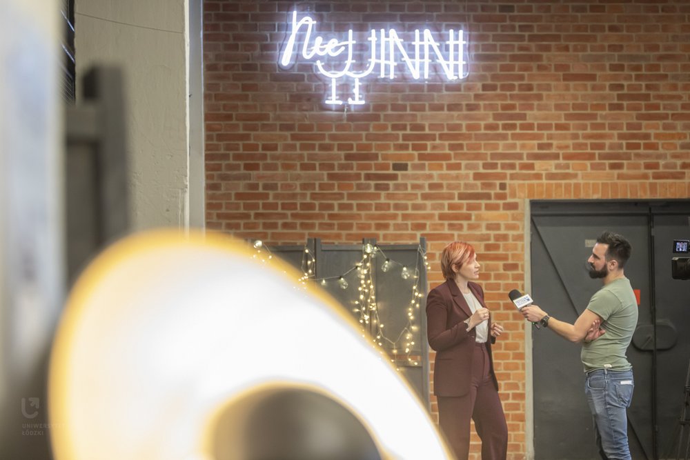 Ewelina Milcarz, Zespół Biura Karier i Aktywności Studenckiej UŁ z dziennikarzem