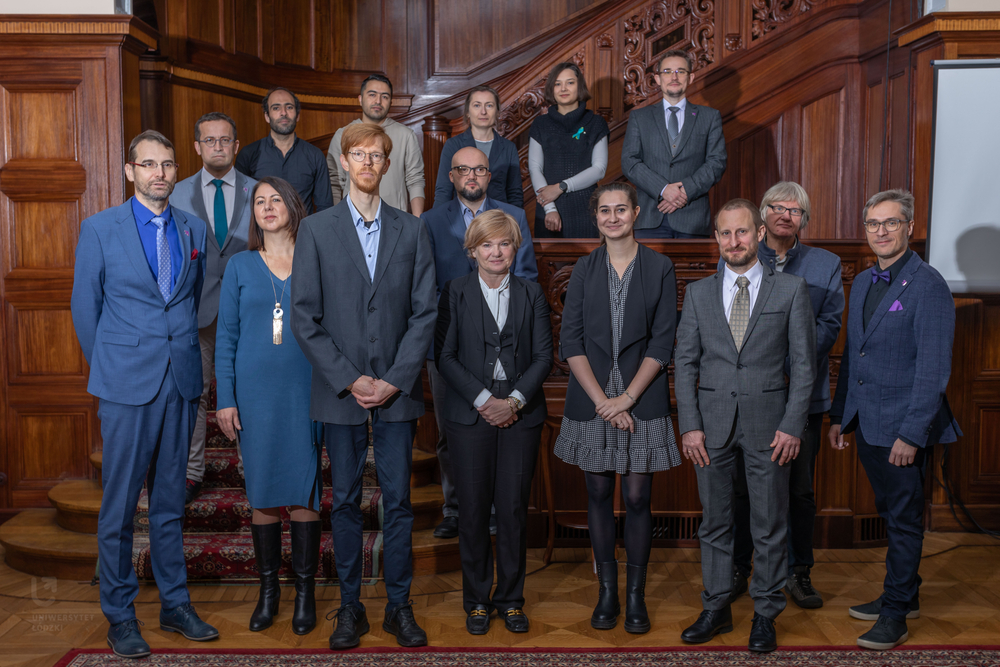 uczestnicy uroczystości przy schodach