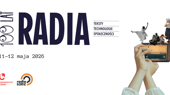 na zdjęciu widać kilka postaci, są to kobiety i mężczyźni. Stoją i siedzą. Jedna tańczy. Wszyscy stoją na starym radioodbiorniku, z kolei radio trzymane jest przez dwie dłonie. Po lewej stronie widać napis 100 lat radia, teksty, technologie, społeczności