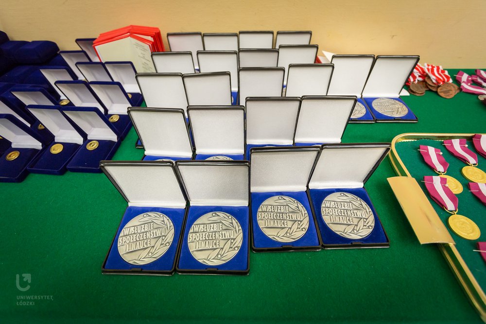 medale i złote odznaki UŁ