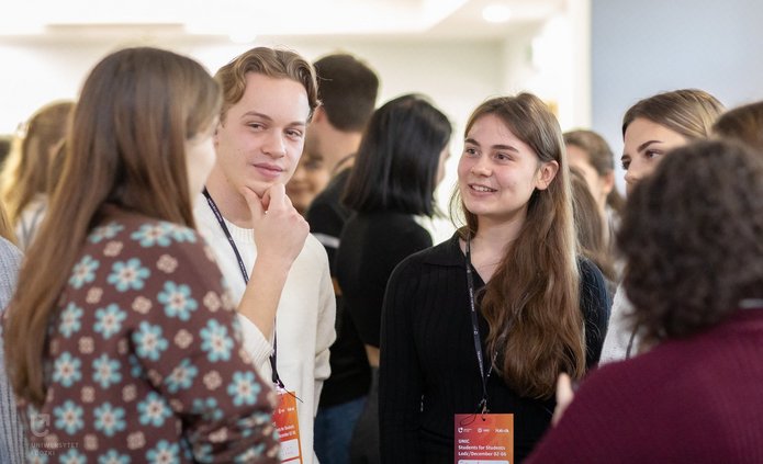 osoby studiujące podczas spotkania UNIC