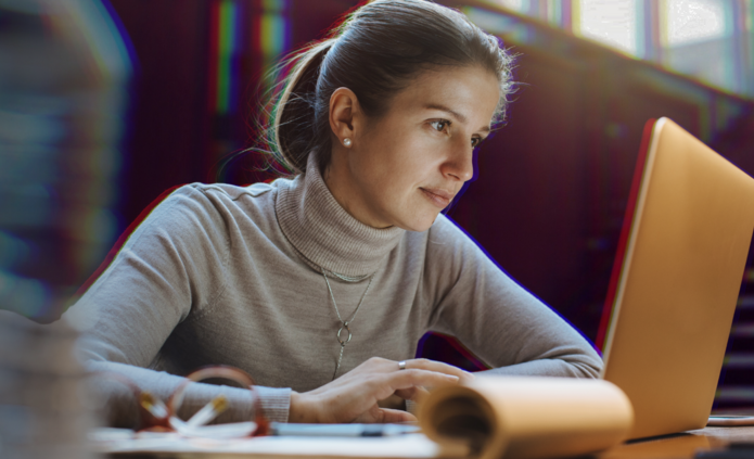 młoda kobieta pracuje przed laptopem