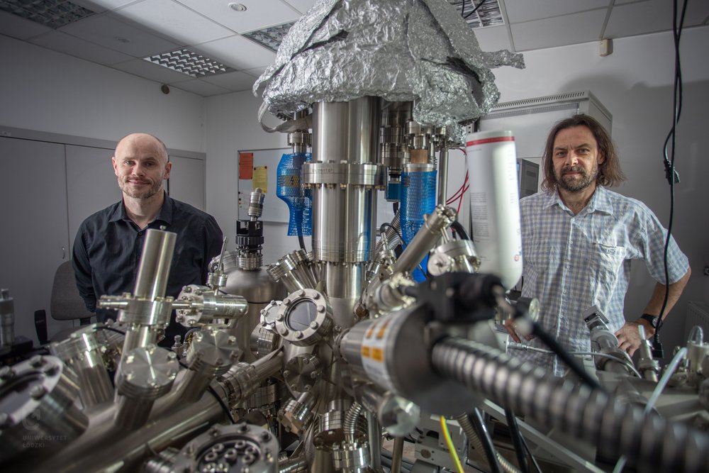 fizycy w laboratorium