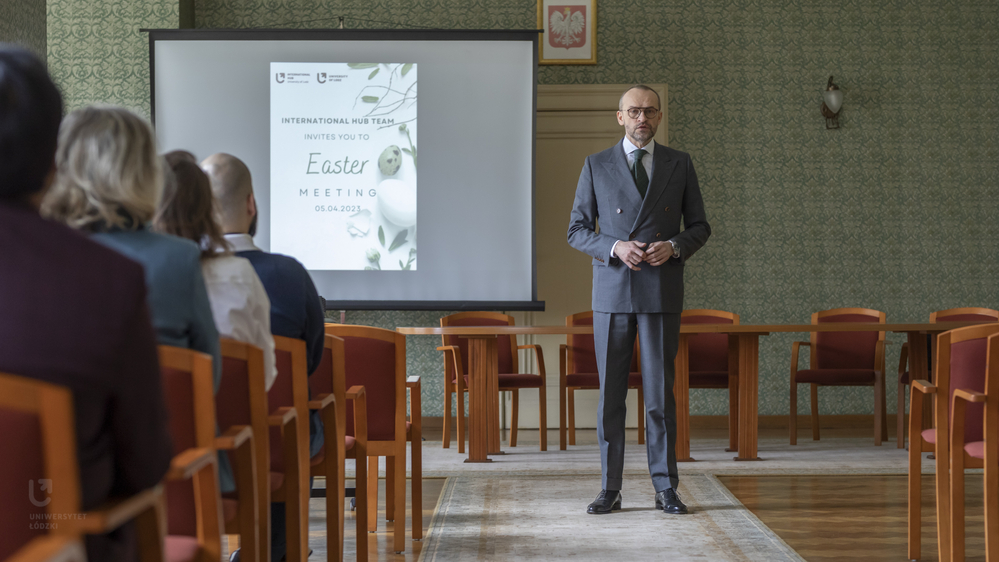 Prorektor prof. Łukasz Bogucki mówi do uczestników podczas spotkania