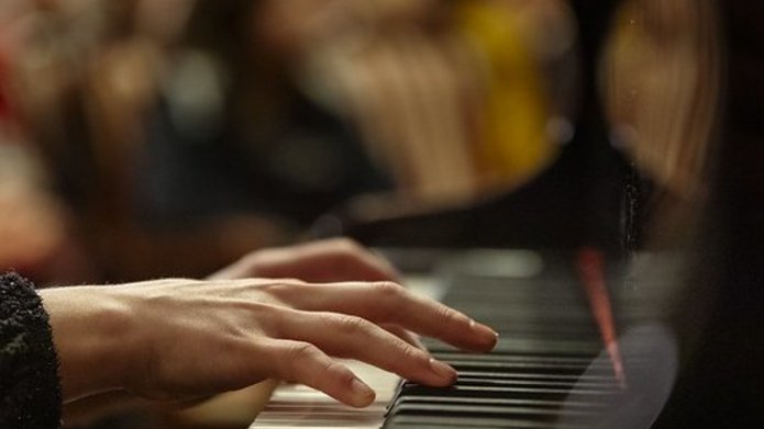 dłonie pianistyki grającej na fortepianie 