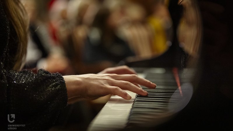 dłonie pianistyki grającej na fortepianie 