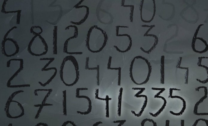 plakat z napisem Położna na tle numerów obozowych