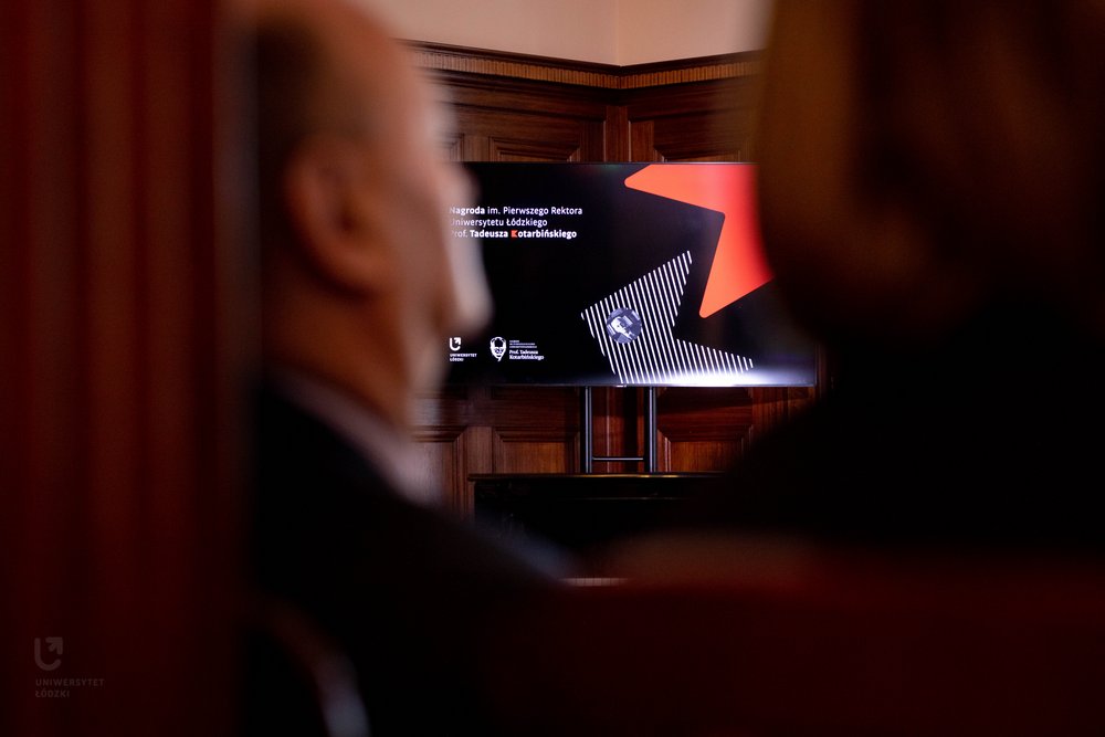 kadr z wręczenia, ekran z grafiką nagrody