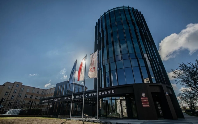 Nowoczesny budynek na tle błękitnego nieba