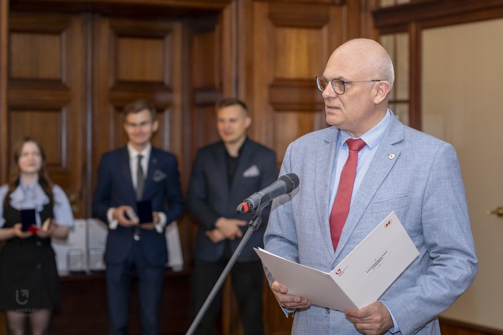prorektor UŁ podczas wręczania dyplomów