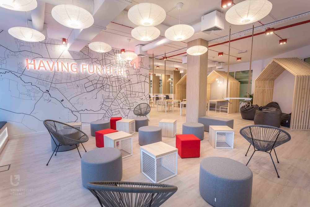 Wnętrze strefy coworkingowej w BUŁ - wystrój.
