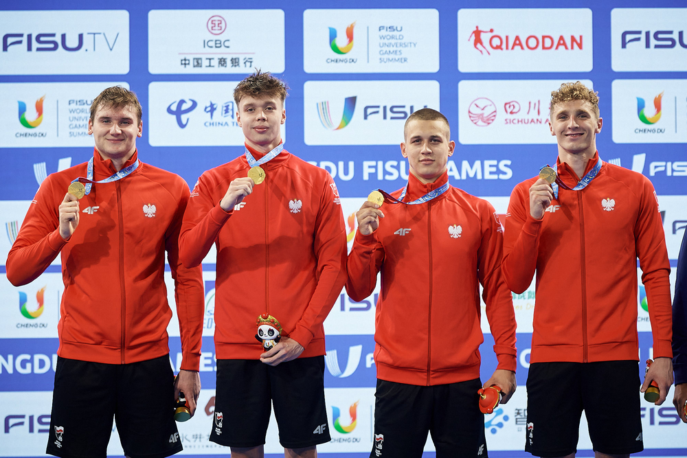 sportowcy po dekoracji medalami