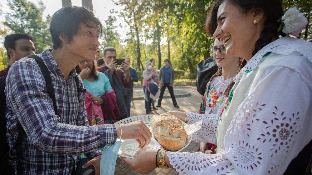 Tradycyjne polskie powitanie chlebem i solą