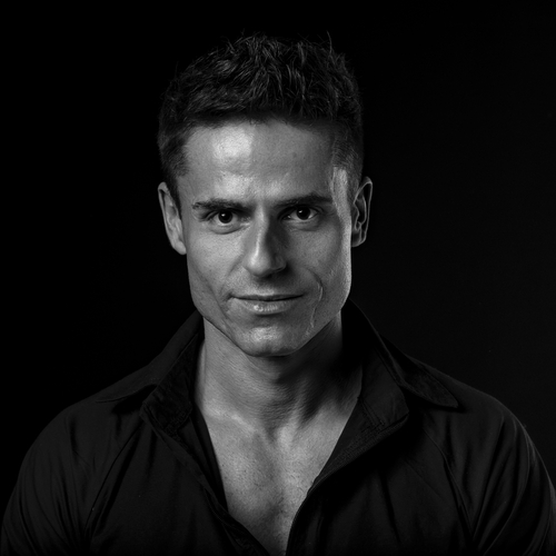 czarnobiałe zdjęcie Bartosza Kałużnego, bruneta, który patrzy bezpośrednio w obiektyw czarnobiałe zdjęcie Bartosza Kałużnego, bruneta, który patrzy bezpośrednio w obiektyw