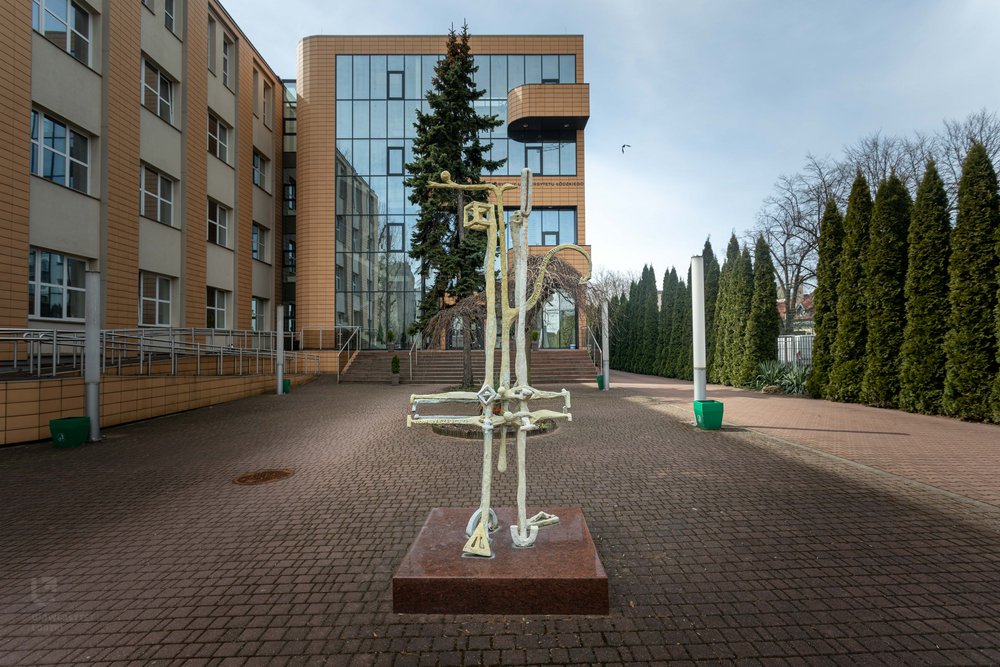 rzeźba przed Instytutem Historii UŁ