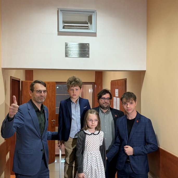 Po umieszczeniu kapsuły czasu - uczestnicy uroczystości