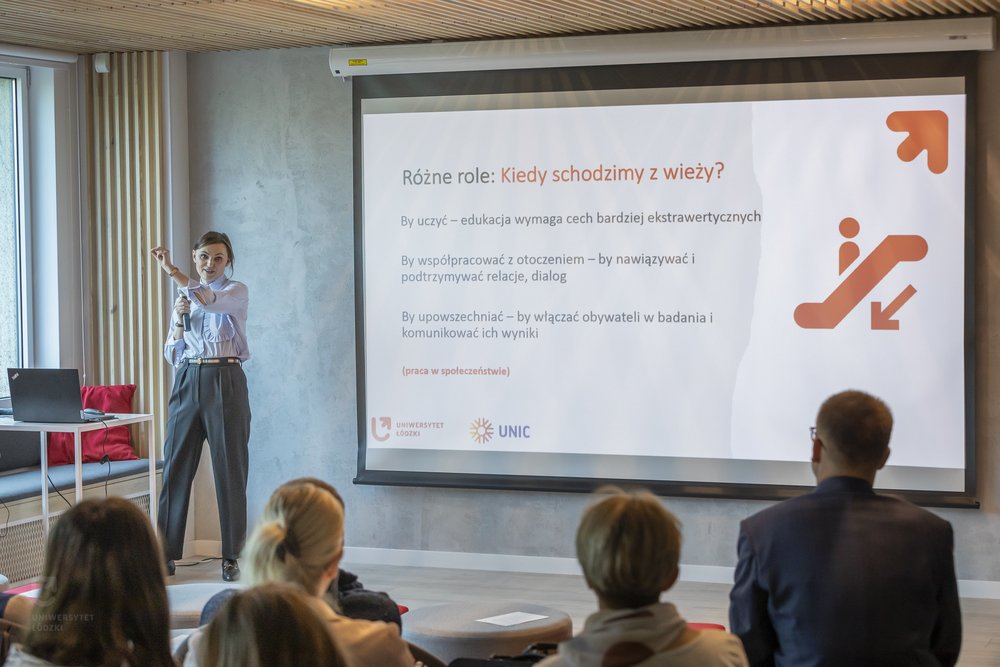 rektor Kurczewska podczas prezentacji