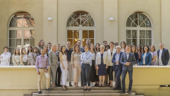 zdjęcie grupowe pod Pałacem Biedermanna