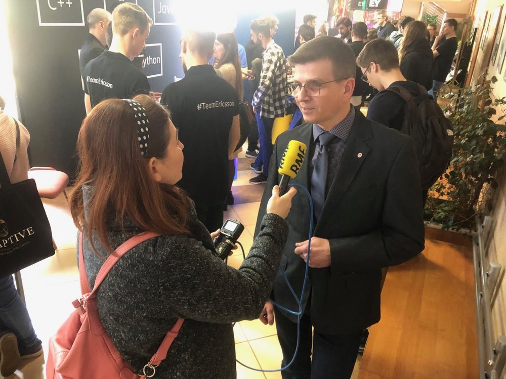 Dziennikarka RMF przeprowadza wywiad z prof. Markiem Majewskim