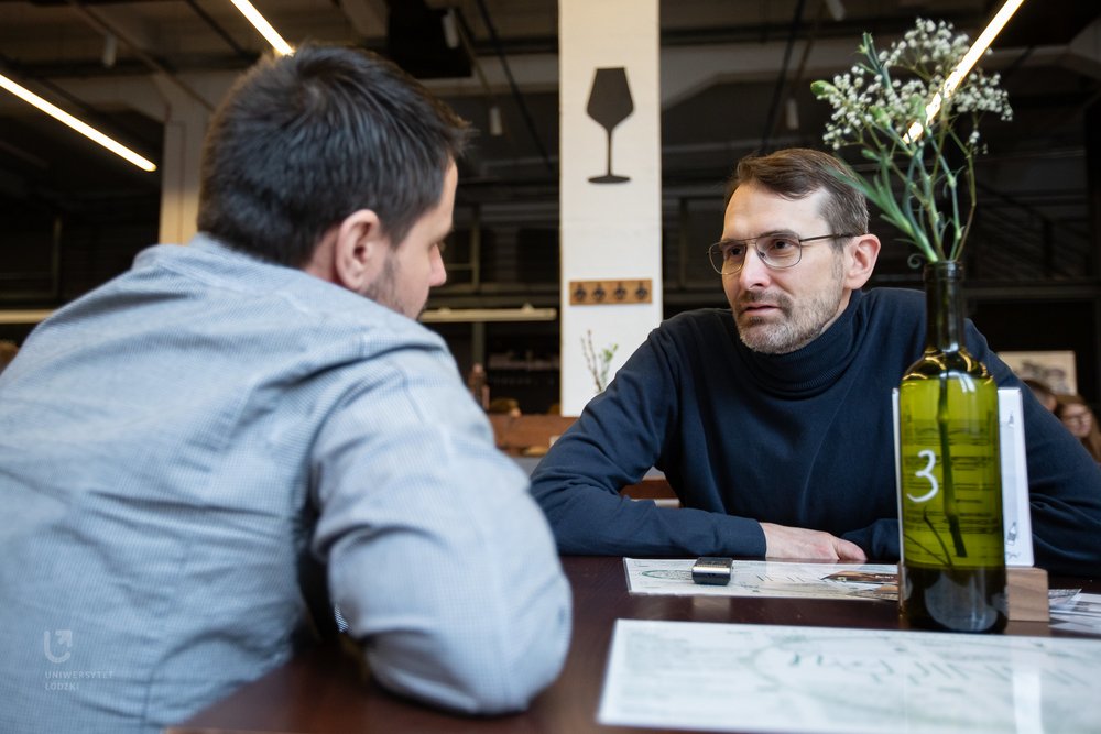 prof. Rafał Matera podczas rozmowy z dziennikarzem