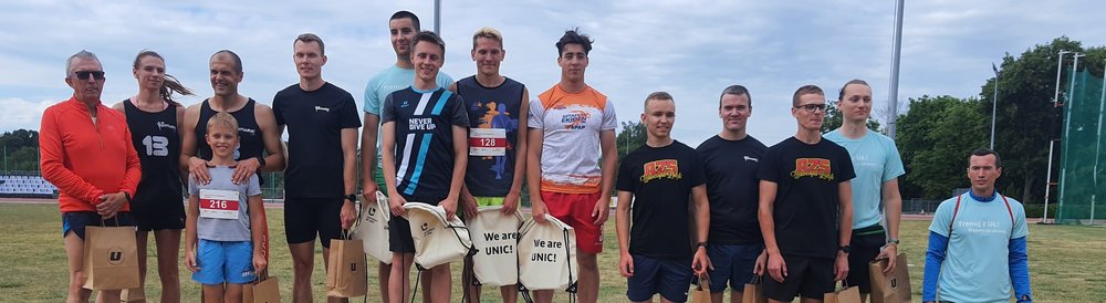 Uczestnicy Pikniku Lekkoatletycznego - wręczanie nagród