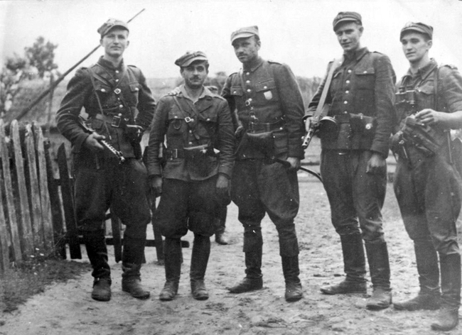 ludzie w mundurach