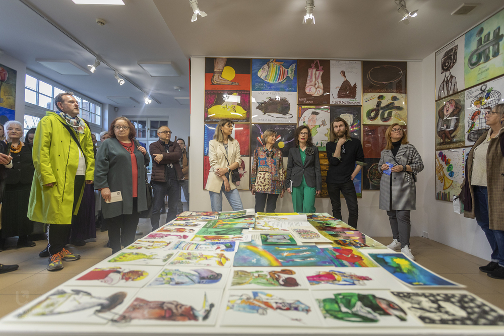 zebranie goście na wernisażu wśród plakatów zebranie goście na wernisażu wśród plakatów