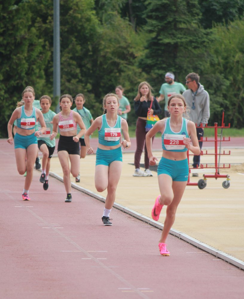 Uczestniczki Pikniku Lekkoatletycznego podczas biegu