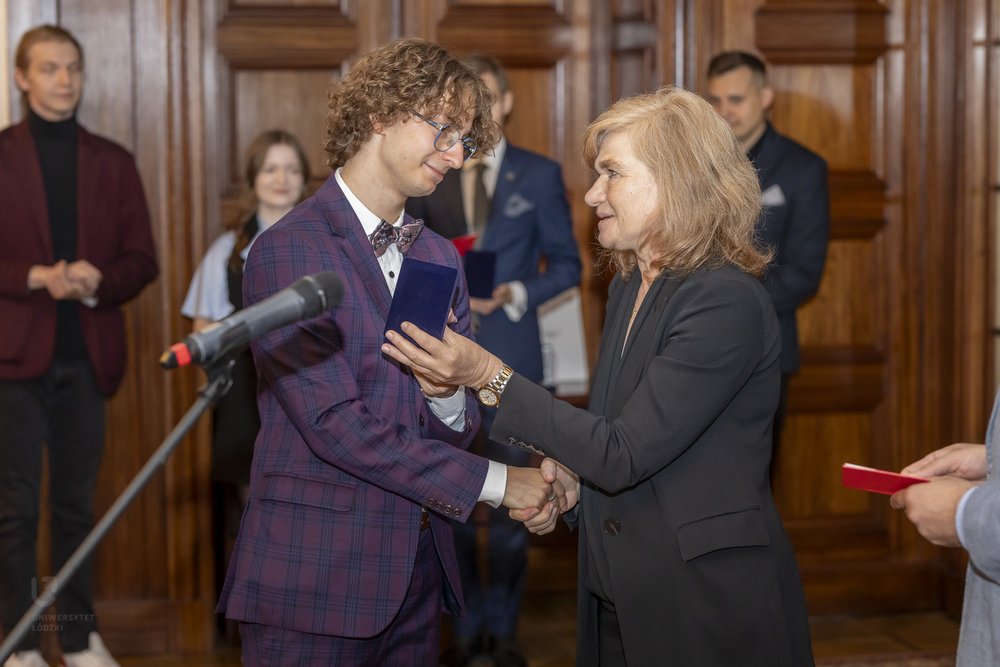rektor UŁ podczas wręczania medali
