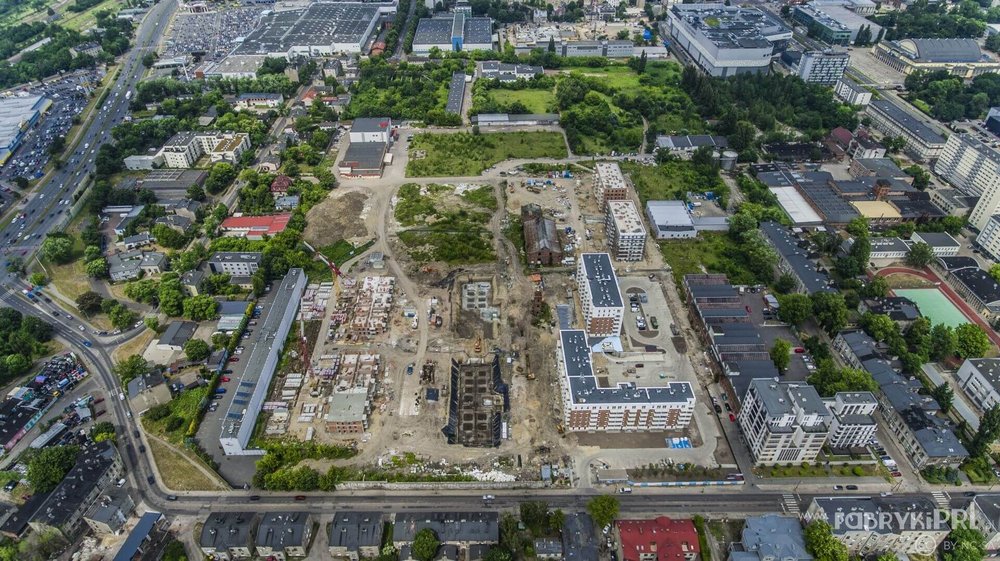 Miejsce po dawnej fabryce zabudowywane osiedlem mieszkaniowym