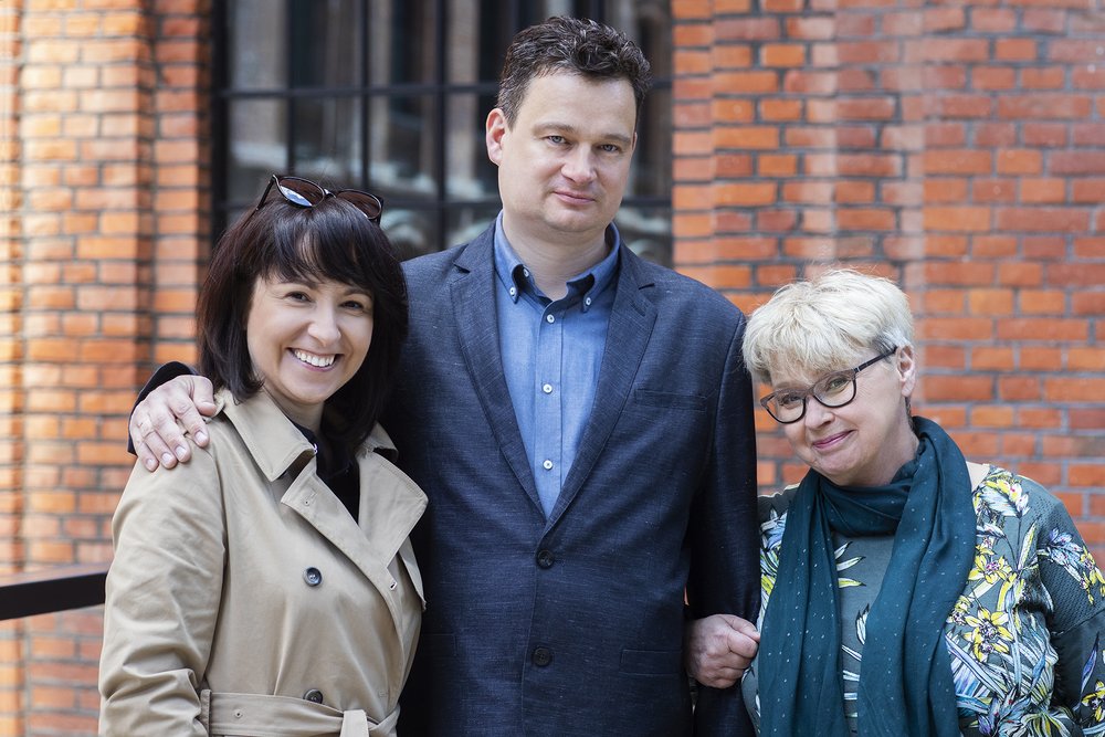 Trzech naukowców z Wydziału Filozoficzno-Historycznego UŁ pozujących do zdjęcia