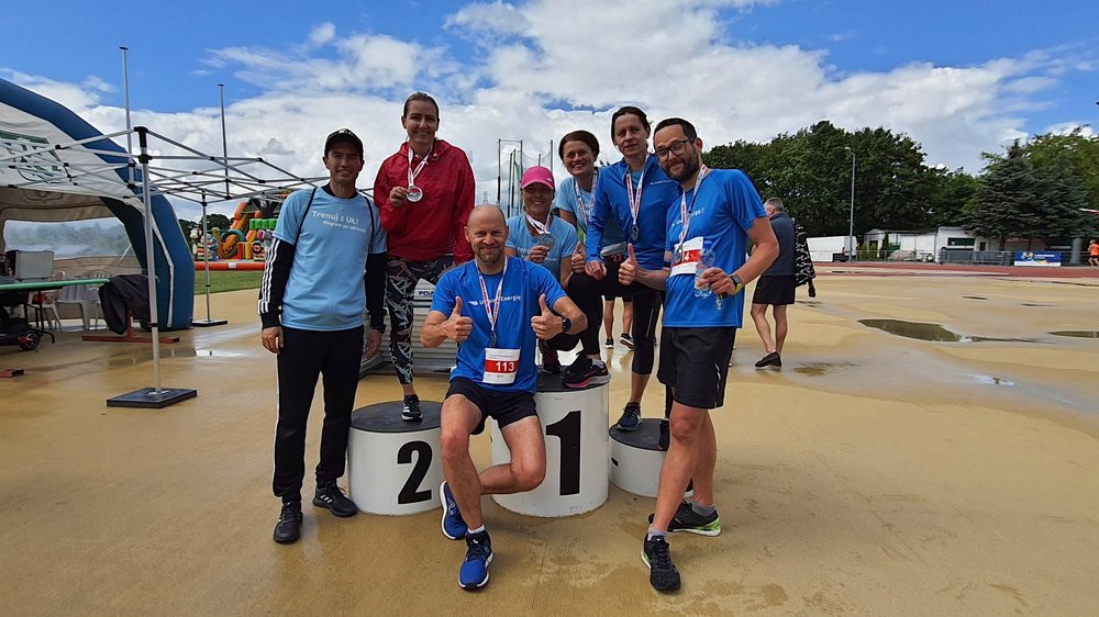 biegacze na stadionie przy podium