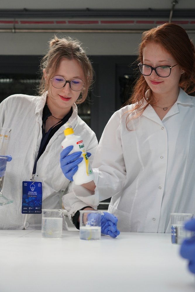 2 dziewczyny podczas eksperymentów w laboratorium 