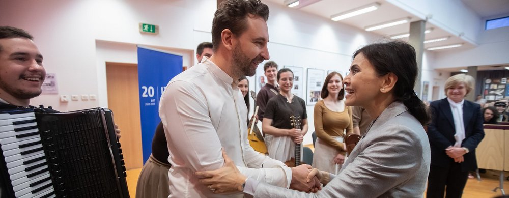 ambasador Indii gratuluje zespołowi Bałałajki