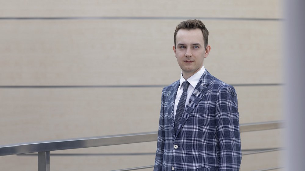 kolorowe zdjęcie przedstawiające magistra Sebastiana Czechowicza