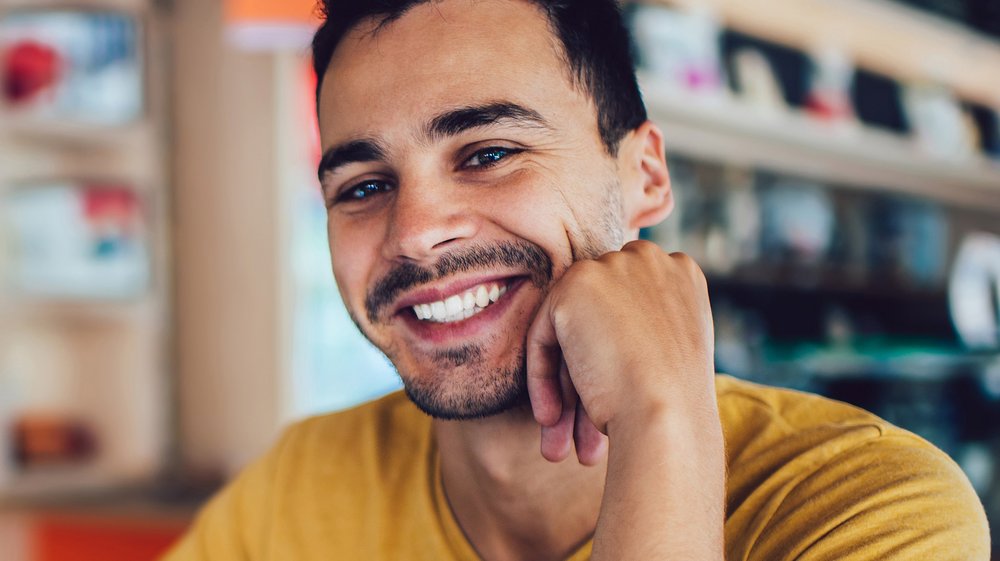 Uśmiechnięty młody mężczyzna