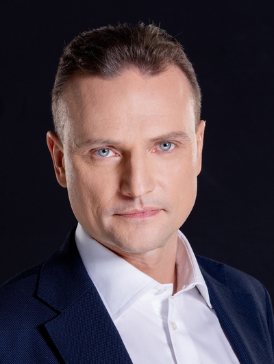 prelegent mężczyzna w średnim wieku w garniturze prelegent mężczyzna w średnim wieku w garniturze