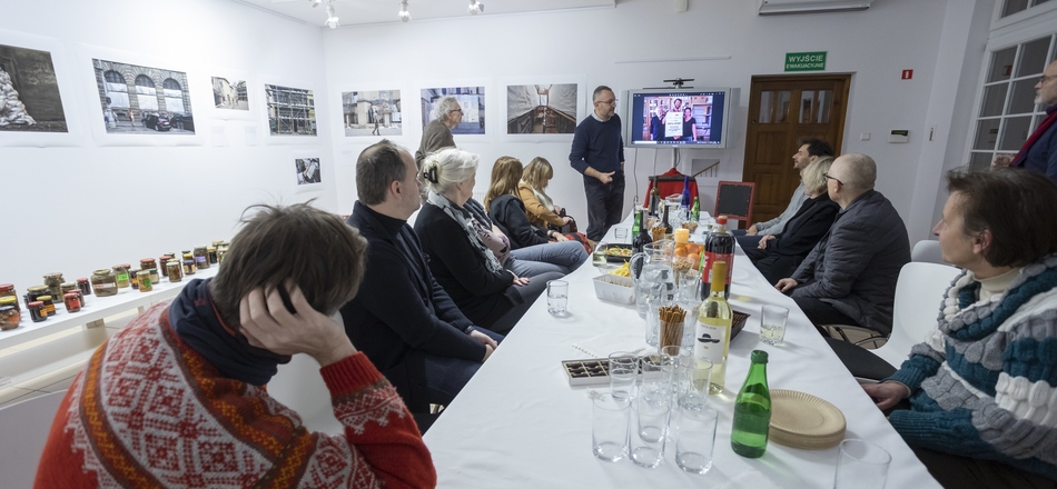 Grupa osób przy stole w galerii