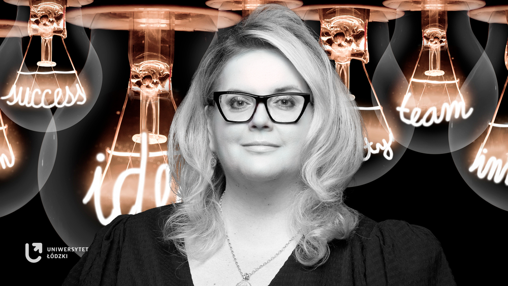 dr Kinga Stopczyńska na tle dużych abstrakcyjnych żarówek z rozświetlonymi inspirującymi wyrazami w miejscu żarników