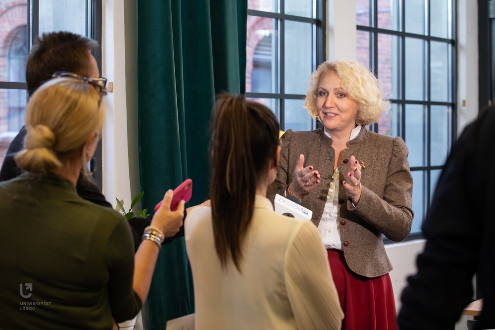 dr Joanna Kulesza podczas rozmów z dziennikarzami