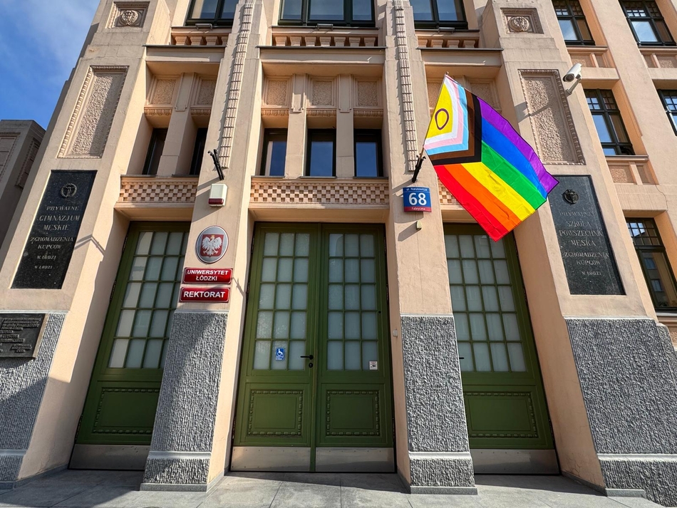 Tęczowa flaga na rektoracie UŁ
