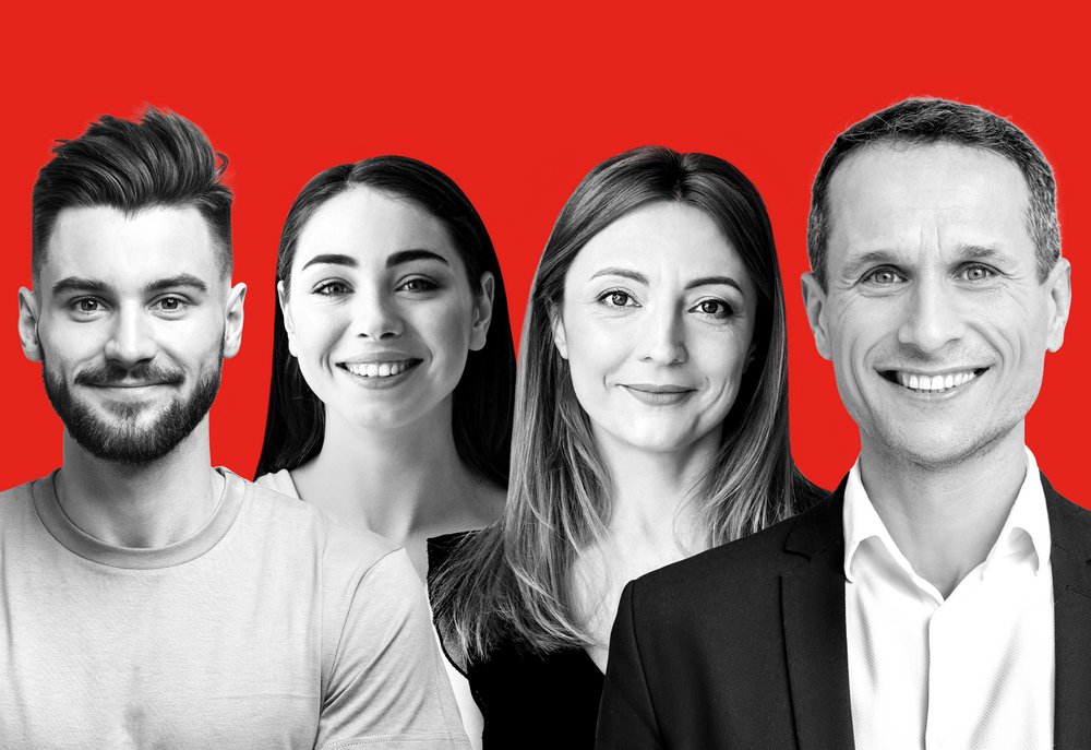 Uśmiechnięci ludzie na czerwonym tle