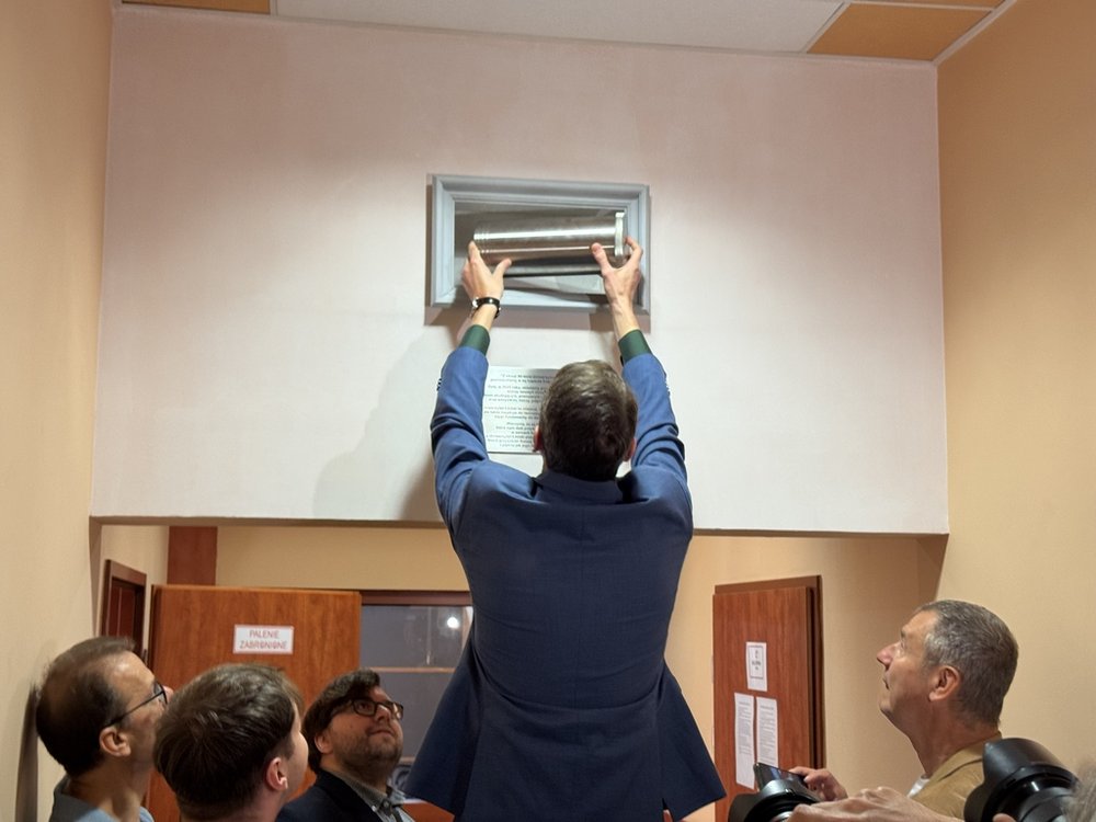 rektor UŁ umieszcza kapsułę czasu w specjalnej wnęce