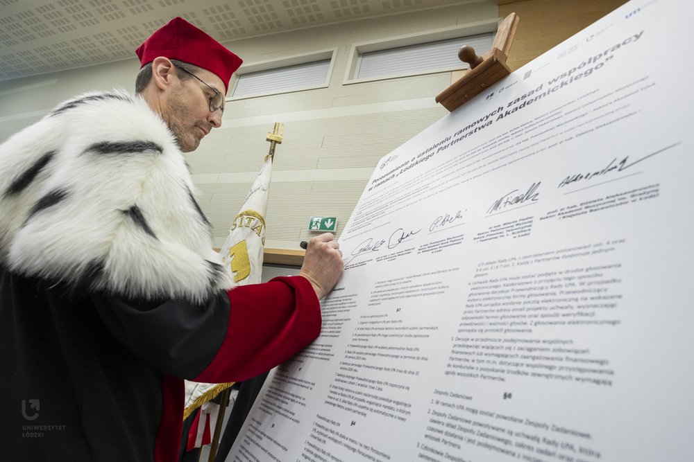 Rektor UŁ podpisuje porozumienie ŁPA