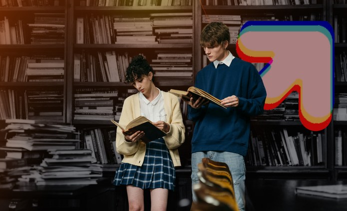 Na zdjęciu widać dwoje młodych osób stojących w bibliotece na tle regałów pełnych książek. Oboje trzymają otwarte książki i czytają. Osoba po lewej ma krótkie, ciemne włosy, białą koszulę, kremowy sweter i granatową, kratkowaną spódnicę. Osoba po prawej ma jasne włosy, niebieską bluzę i jasne spodnie. W tle, po prawej stronie obrazu, widoczny jest duży, kolorowy symbol strzałki skierowanej w górę i w prawo – przypominający znak graficzny Uniwersytetu Łódzkiego. Całość utrzymana jest w ciepłej tonacji z lekko przyciemnionym tłem.