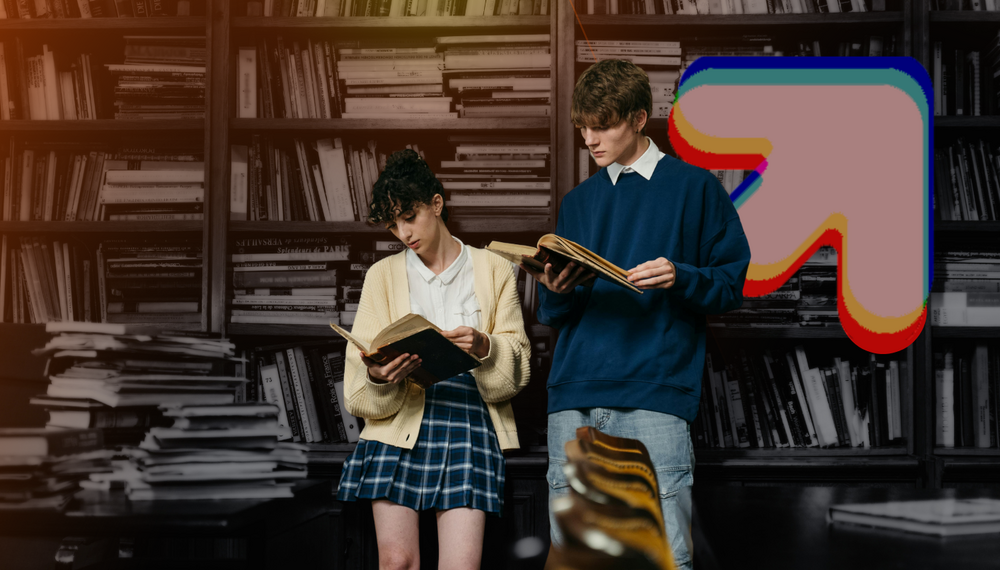 Na zdjęciu widać dwoje młodych osób stojących w bibliotece na tle regałów pełnych książek. Oboje trzymają otwarte książki i czytają. Osoba po lewej ma krótkie, ciemne włosy, białą koszulę, kremowy sweter i granatową, kratkowaną spódnicę. Osoba po prawej ma jasne włosy, niebieską bluzę i jasne spodnie. W tle, po prawej stronie obrazu, widoczny jest duży, kolorowy symbol strzałki skierowanej w górę i w prawo – przypominający znak graficzny Uniwersytetu Łódzkiego. Całość utrzymana jest w ciepłej tonacji z lekko przyciemnionym tłem.