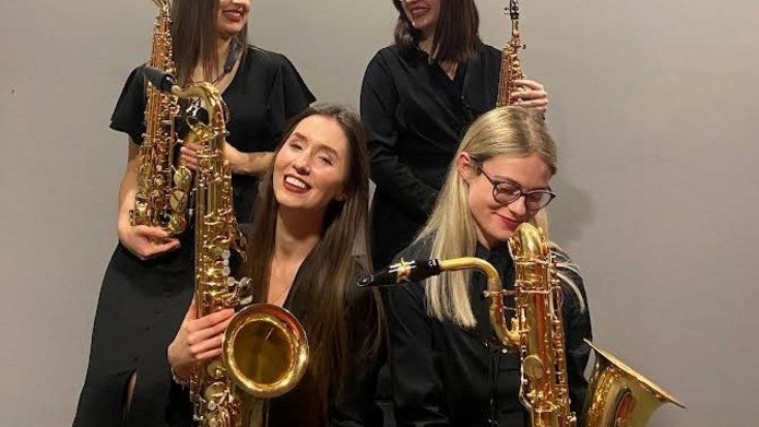 4 artystki z instrumentami z Sombrero Sax Quartet