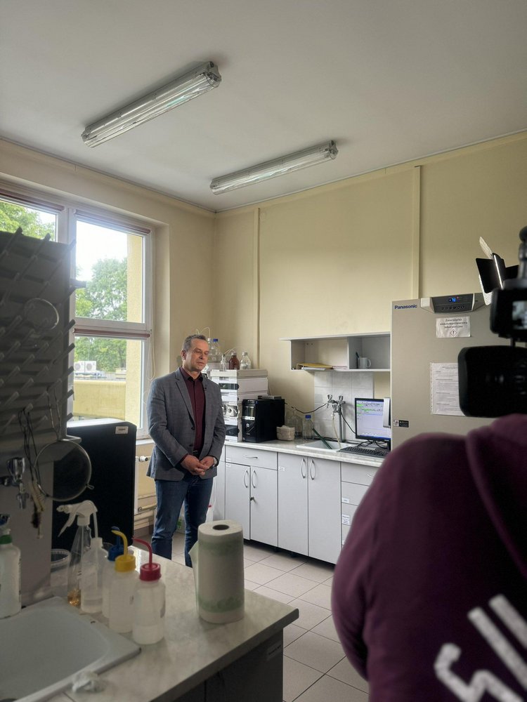 prof. Rafał Głowacki podczas nagrań do programu